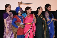 コスプレをした観客たち。