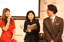 左からレティシア・カスタ、高橋一生。