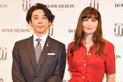 左から高橋一生、レティシア・カスタ。