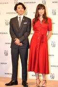 左から高橋一生、レティシア・カスタ。