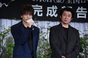 左から岩田剛典、永瀬正敏。