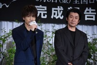 左から岩田剛典、永瀬正敏。