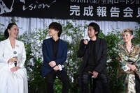 ステージに施された植物の装飾を眺めるキャストたち。