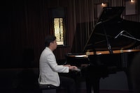 生演奏を披露する小曽根真。