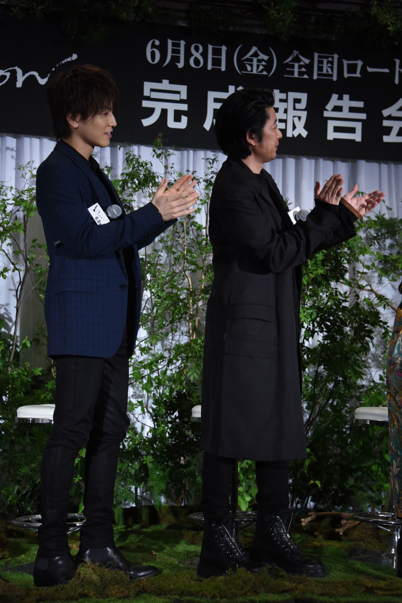 小曽根真に拍手を贈るキャストたち。