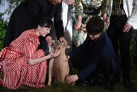 木彫りのコウの向きを変える美波（左）と岩田剛典（右）。