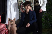 木彫りのコウと岩田剛典。