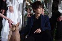 木彫りのコウと岩田剛典。