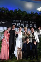 「Vision」完成報告会見の様子。