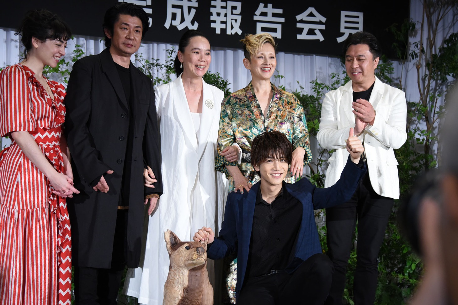 観客に写真撮影のOKサインを出す岩田剛典（前列）。