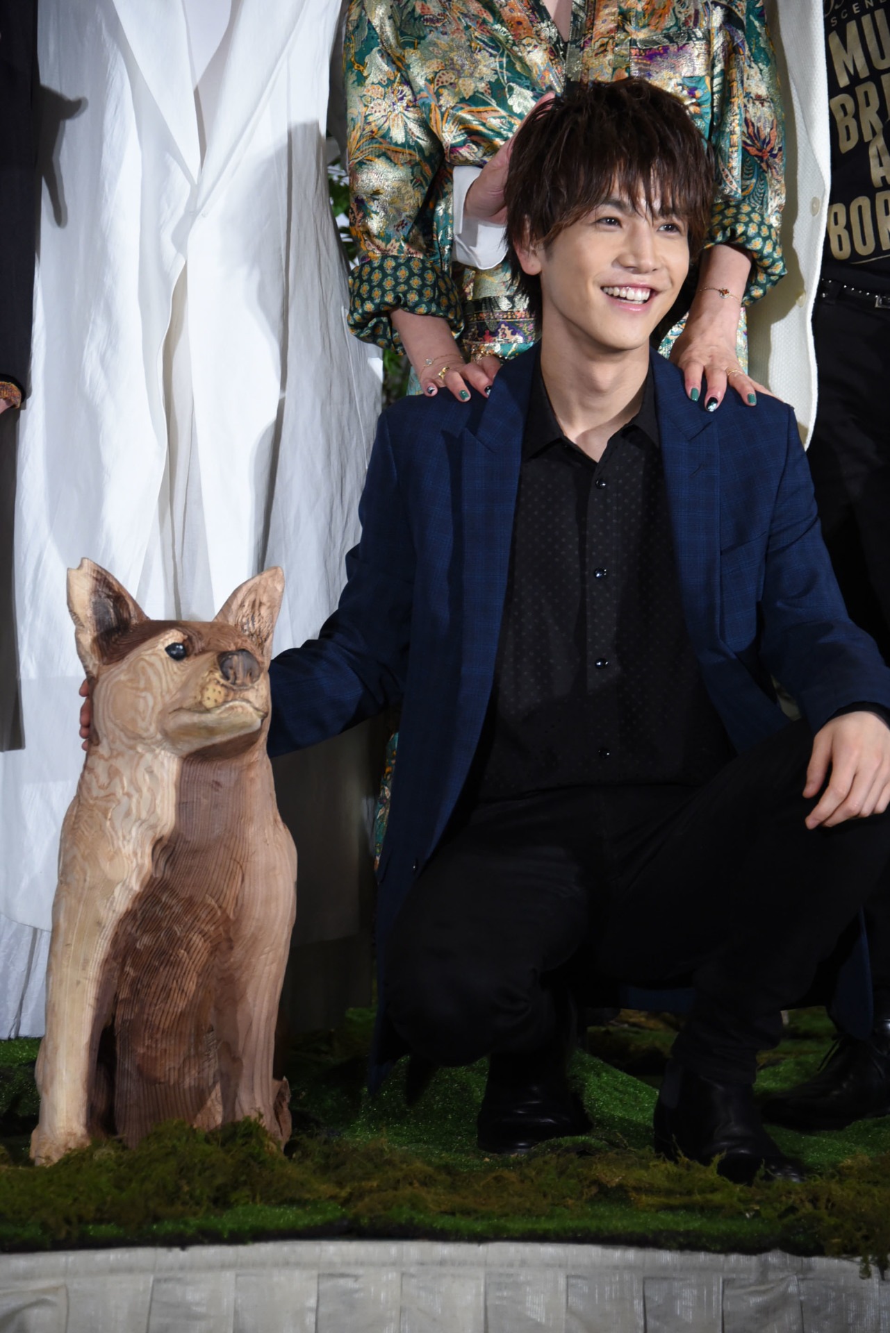 木彫りのコウと岩田剛典。