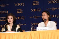 左から寺島しのぶ、平柳敦子。