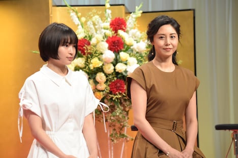 左から広瀬すず、松嶋菜々子。