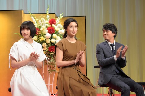 左から広瀬すず、松嶋菜々子、藤木直人。