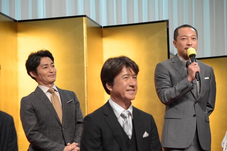 左から安田顕、草刈正雄、音尾琢真。