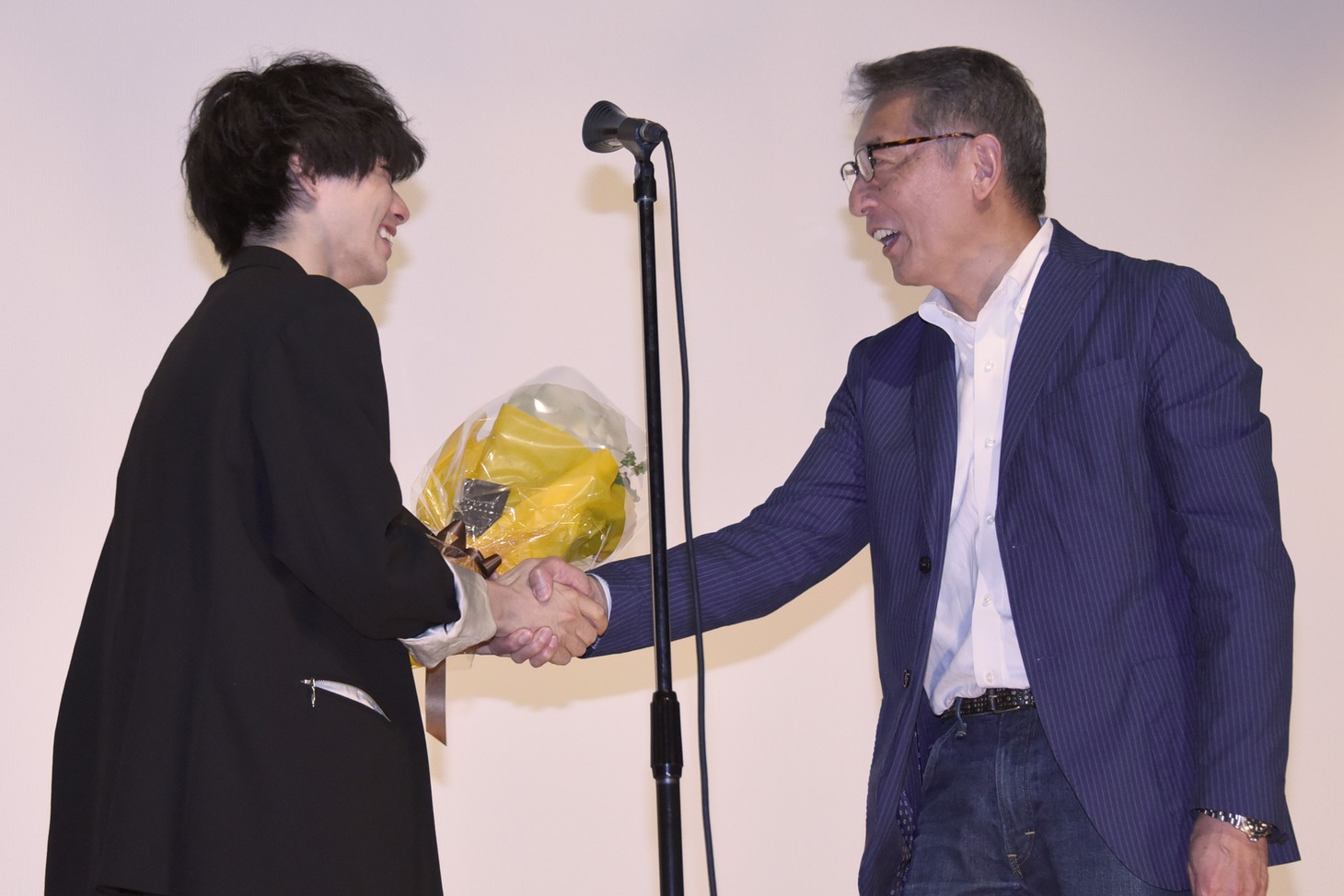 「武曲 MUKOKU」プロデューサーの永田守（右）と握手する村上虹郎（左）。