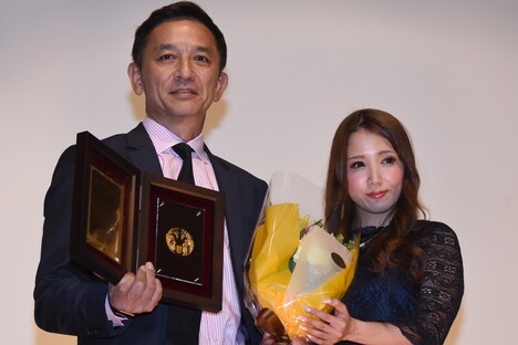 左から田中信、友田彩也香。