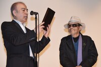 受賞の言葉に耳を傾ける大林宣彦（右）。