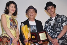 左から瀧内公美、廣木隆一、高良健吾。