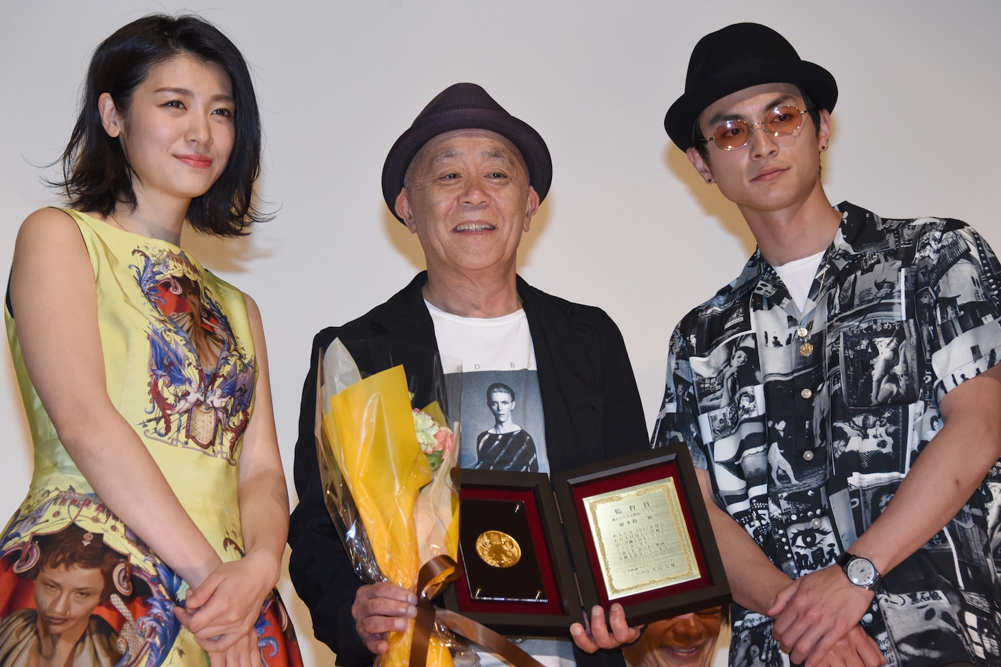 左から瀧内公美、廣木隆一、高良健吾。