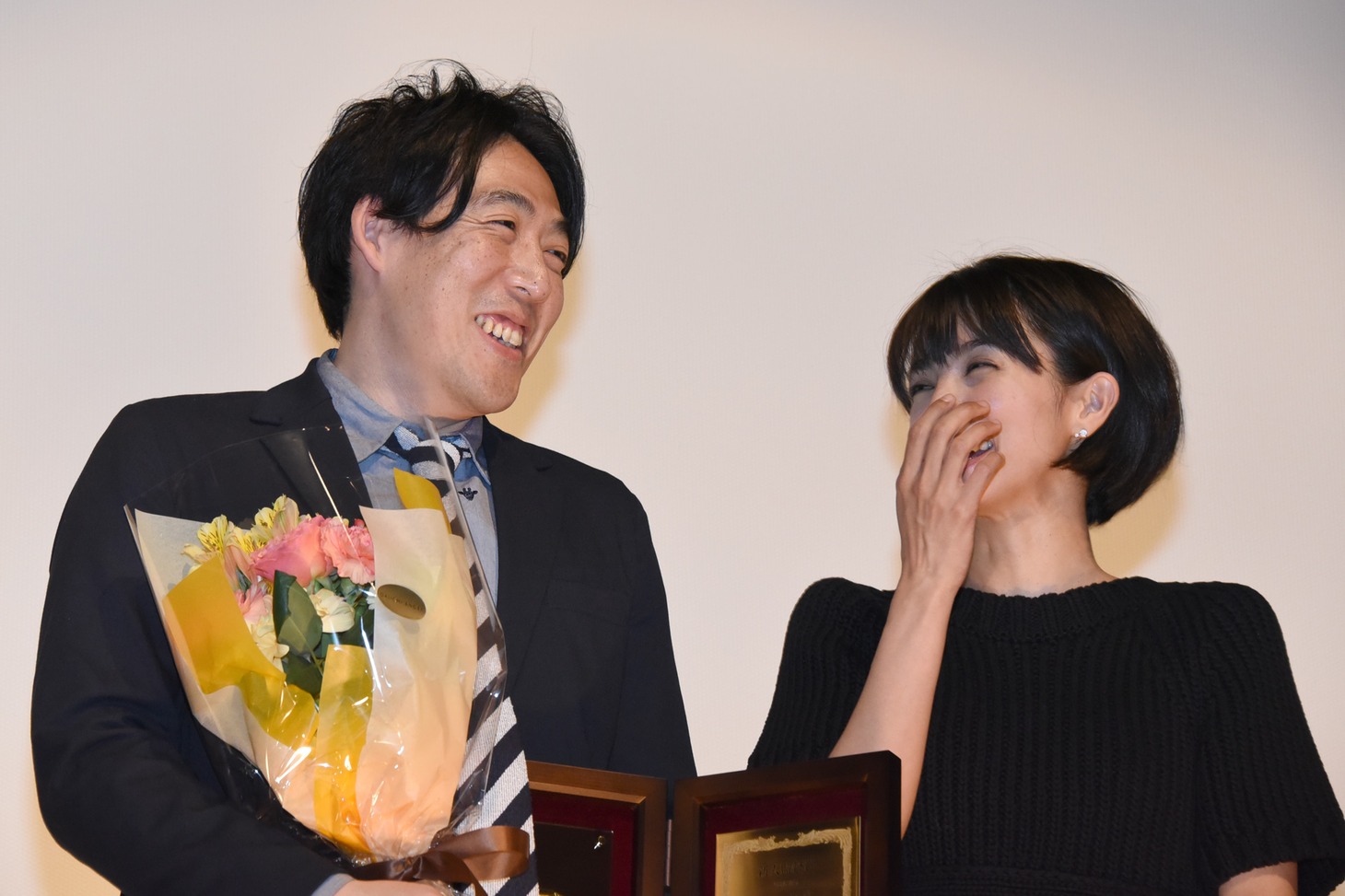 左から石川慶、満島ひかり。