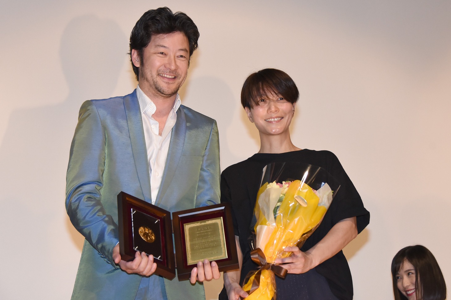 左から浅野忠信、三島有紀子。