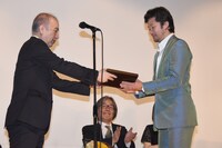 楯を受け取る浅野忠信（右）。