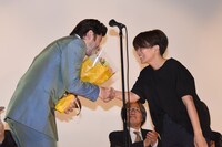 左から浅野忠信、三島有紀子。