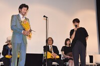 左から浅野忠信、三島有紀子。