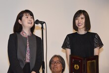 左から企画プロデューサーの白石裕菜、松岡茉優。