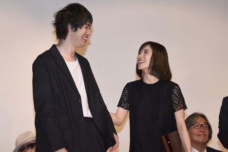 左から渡辺大知、松岡茉優。