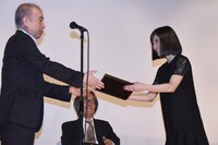 賞状を受け取る松岡茉優（右）。