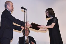 賞状を受け取る松岡茉優（右）。