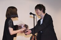 左から松岡茉優、渡辺大知。