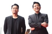 左からEXILE HIRO、別所哲也。