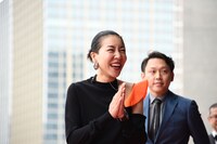 安藤桃子（手前）