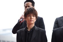 岩田剛典（手前）