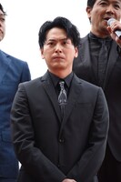 山下健二郎（手前）