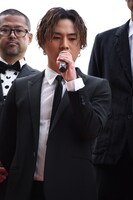 登坂広臣（手前）