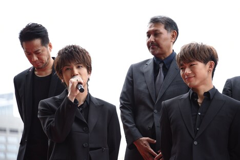 手前左から岩田剛典、NAOTO。