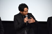 プールに飛び込む撮影で頭にたんこぶを作ったときのことを説明する山下健二郎。