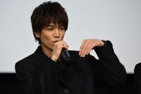 麻生久美子との水中共演シーンで、髪を手で避けたことを説明する岩田剛典。