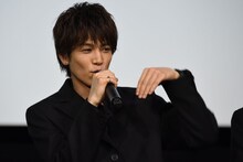 麻生久美子との水中共演シーンで、髪を手で避けたことを説明する岩田剛典。