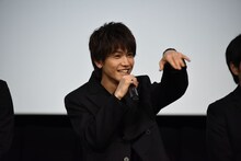 麻生久美子との水中共演シーンについて説明する岩田剛典。