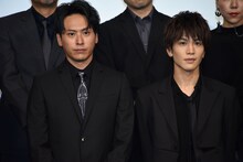 左から山下健二郎、岩田剛典。