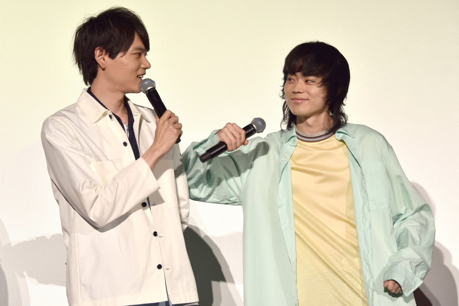 古川雄輝（左）を小突く菅田将暉（右）。