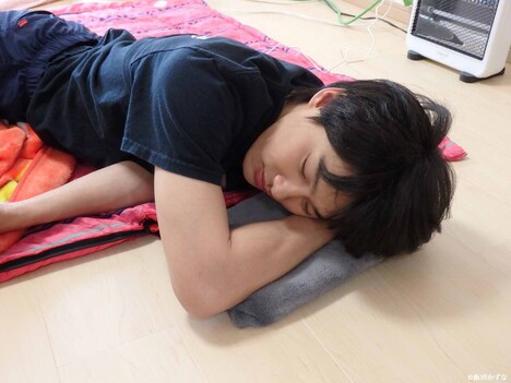 「ラブ×ドック」オフショット。仮眠を取る野村周平。