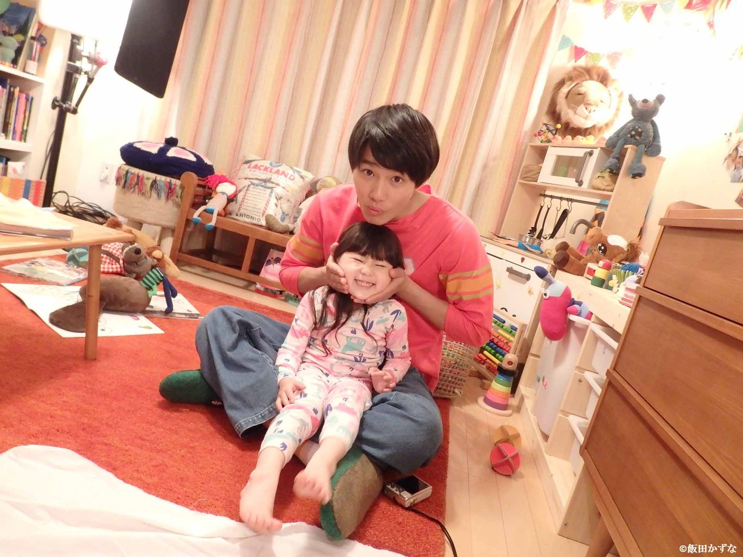 「ラブ×ドック」オフショット。野村周平（奥）と中西紅葉ちゃん（手前）。