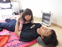 「ラブ×ドック」オフショット。中西紅葉をお腹に乗せる野村周平。