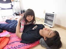 「ラブ×ドック」オフショット。中西紅葉をお腹に乗せる野村周平。